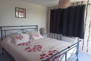 2 bedrooms, travel cot, free WiFi, bed sheets - Serene Stay in Thédirac Hills (Thédirac)