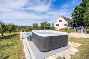 Outdoor dining - Serene Stay in Thédirac Hills (Thédirac)