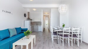 Un apartamento moderno con sala de estar, comedor y cocina.