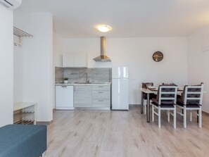 Fridge, microwave, stovetop, dishwasher