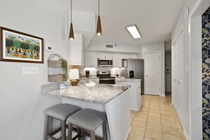 Frigorífico, microondas, horno y placa de cocina