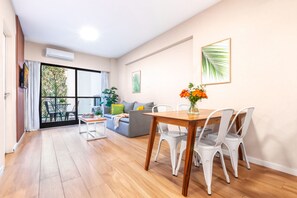 Leilighet, 2 soverom | Oppholdsområde | En 42-tommers smart-TV med digitale kanaler samt TV og Netflix