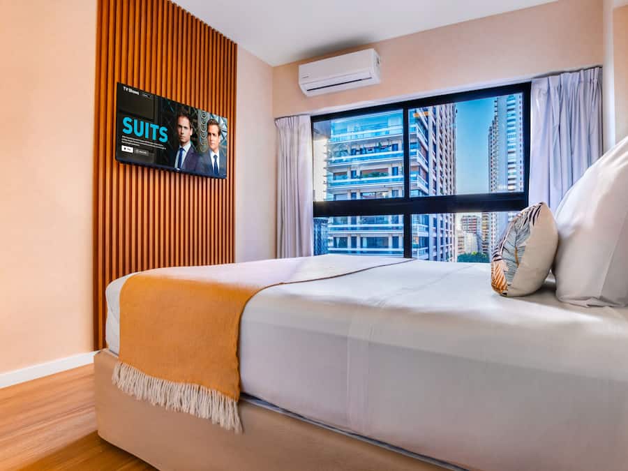 Căn hộ | Nệm có lớp đệm bông, khu vực làm việc phù hợp cho laptop