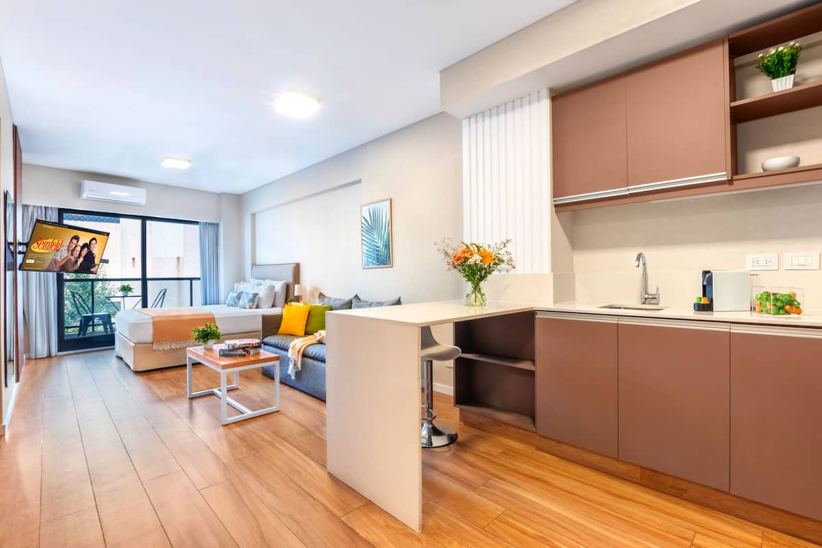 Um apartamento moderno com cozinha, sala de jantar e sala de estar.
