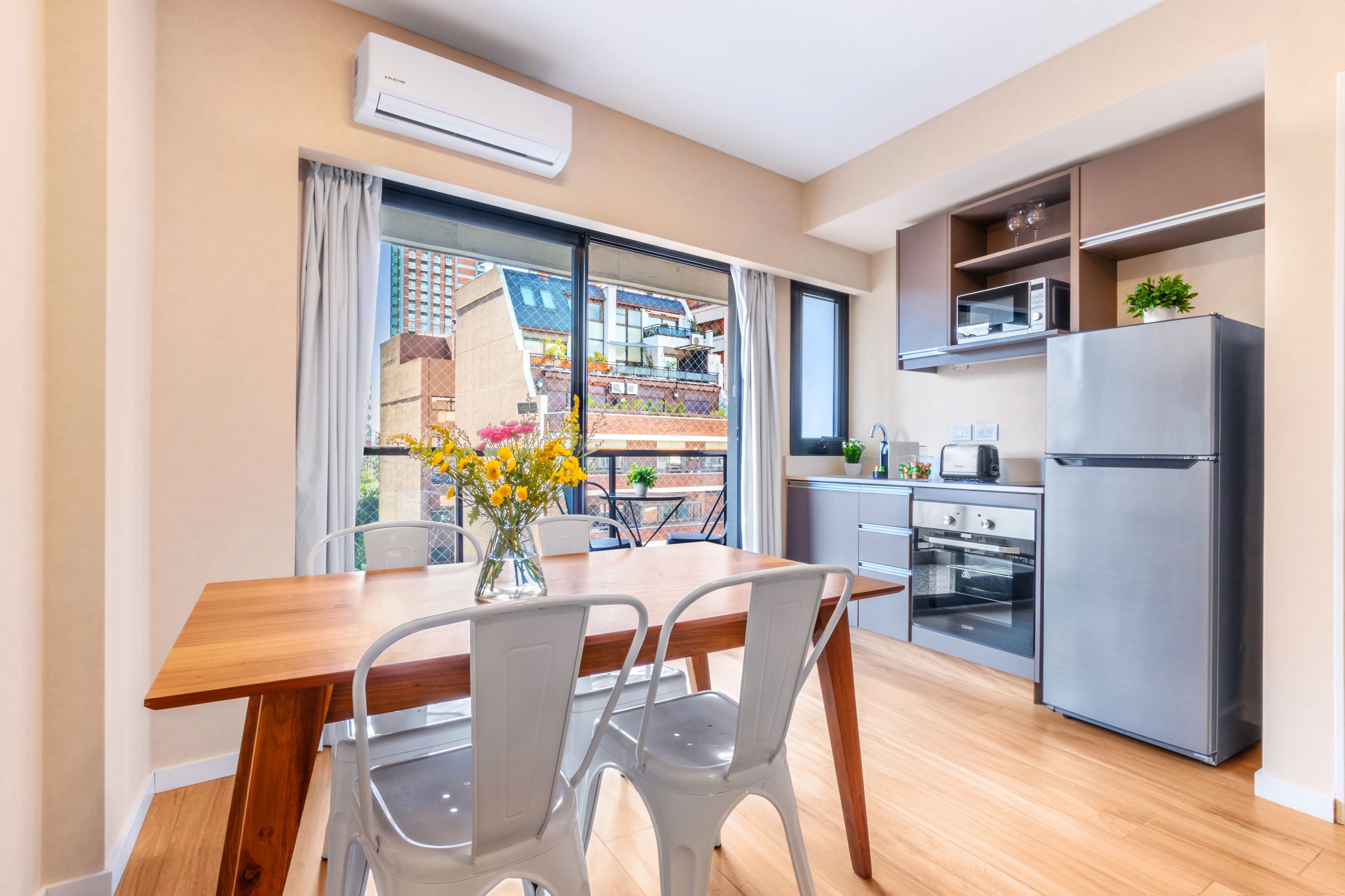 Comfort-Apartment | Essbereich im Zimmer