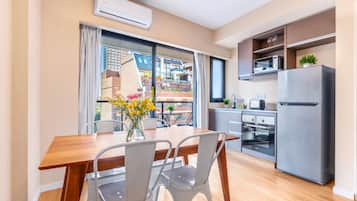 Comfort-Apartment | Essbereich im Zimmer