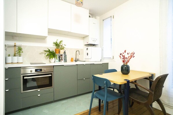 Réfrigérateur, four à micro-ondes, un four, lave-vaisselle