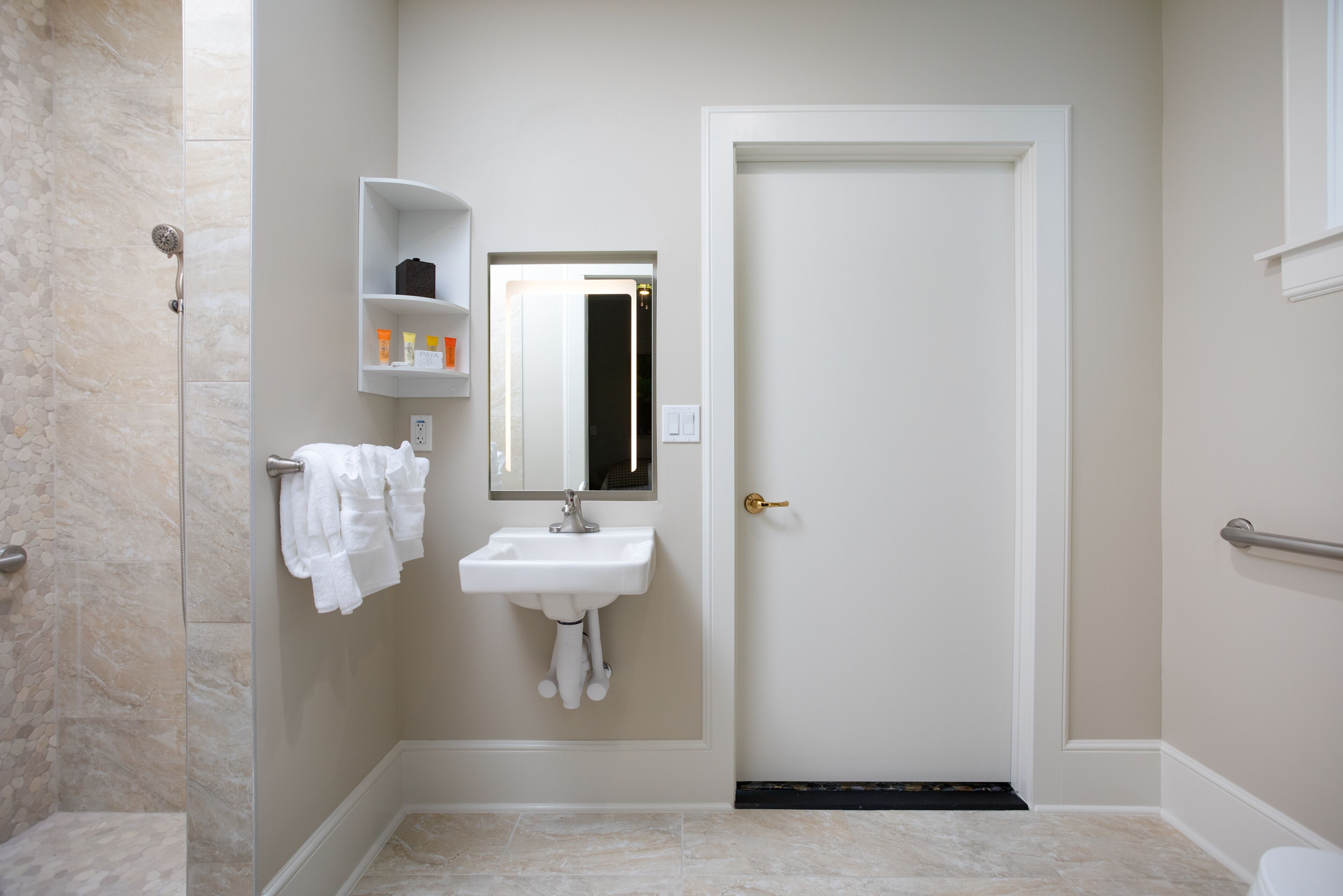 suite | bathroom | combined shower/bathtub, hydromassage showerhead, designer toiletries
