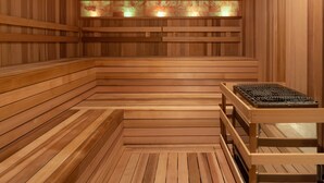 Una sauna de fusta amb bancs i una taula de seients.