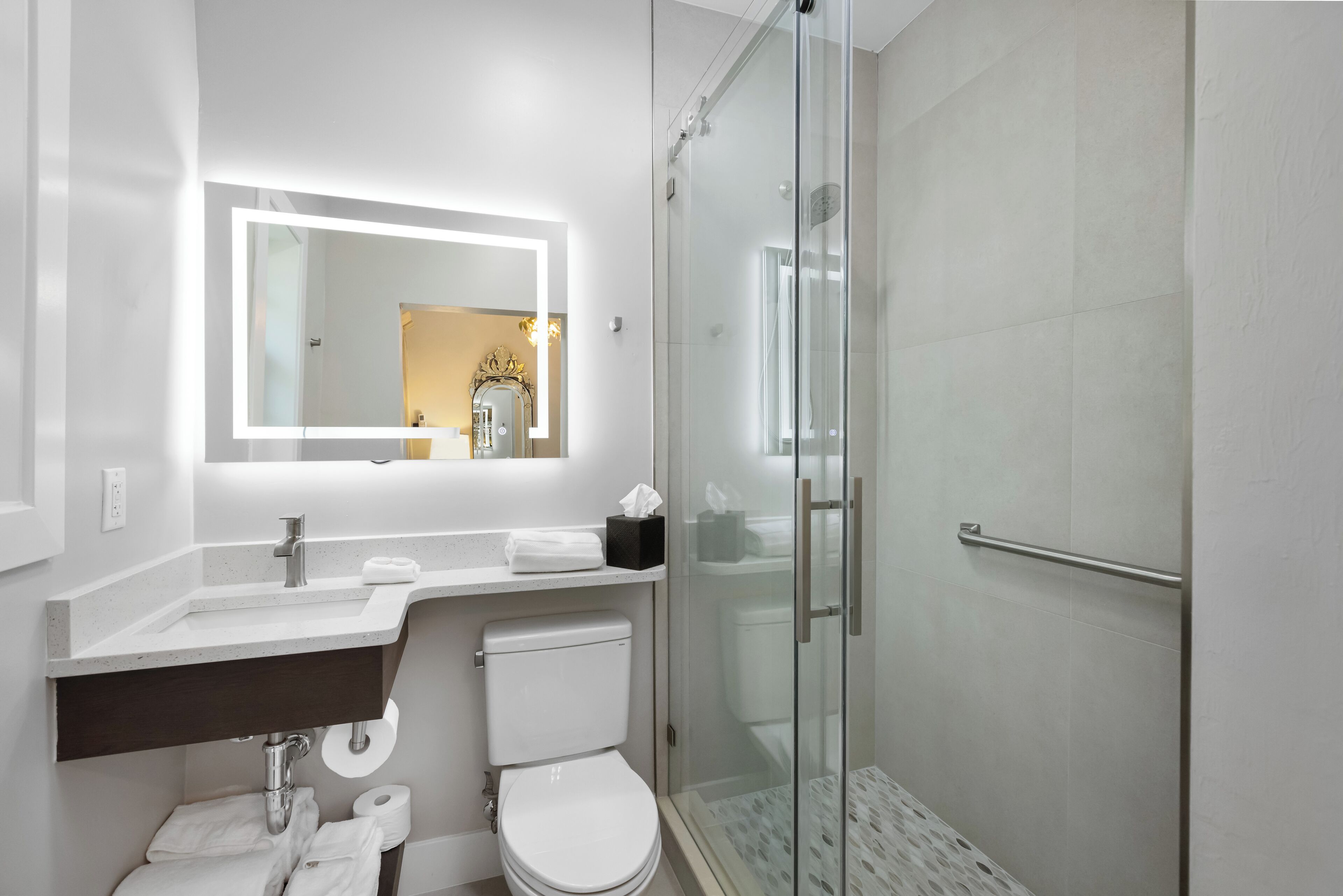 room | bathroom | combined shower/bathtub, hydromassage showerhead, designer toiletries