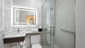 Room | Bathroom | Combined shower/tub, hydromassage showerhead, designer toiletries
