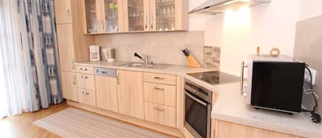 Frigorifero, microonde, forno, piano cottura