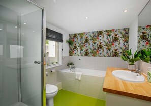 Bañera, secador de pelo y toallas