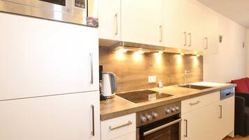 Kühlschrank, Mikrowelle, Ofen, Herdplatte