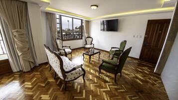 Studiosuite – president | Safe på rommet, blendingsgardiner og strykejern/-brett