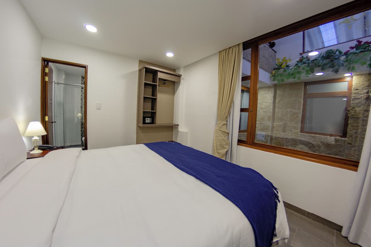 Standard Room, 1 Queen Bed | In-room safe, blackout curtains, iron/ironing board, free WiFi