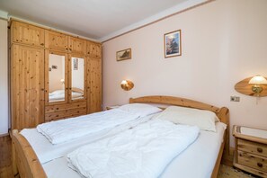 2 bedrooms, iron/ironing board, free WiFi