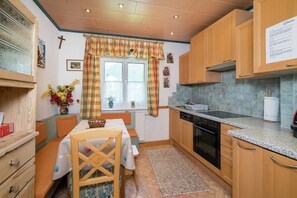 Coffee/tea maker, fridge, microwave, oven - Apartment Kitzbuhel near Ski Slopes (Kitzbühel)