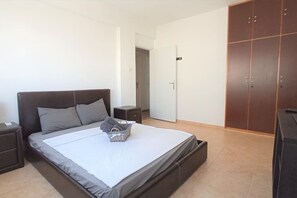 3 soverom, skrivebord, strykejern/-brett og reiseseng for barn