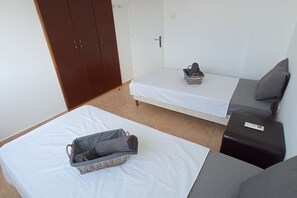3 bedrooms, desk, iron/ironing board, travel cot - Umm Haram whole apartment · 5 min walk to the Beach! NETFLIX & fast Internet (Larnaca)