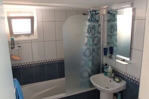 Kombinert dusj/badekar, hårføner og håndklær