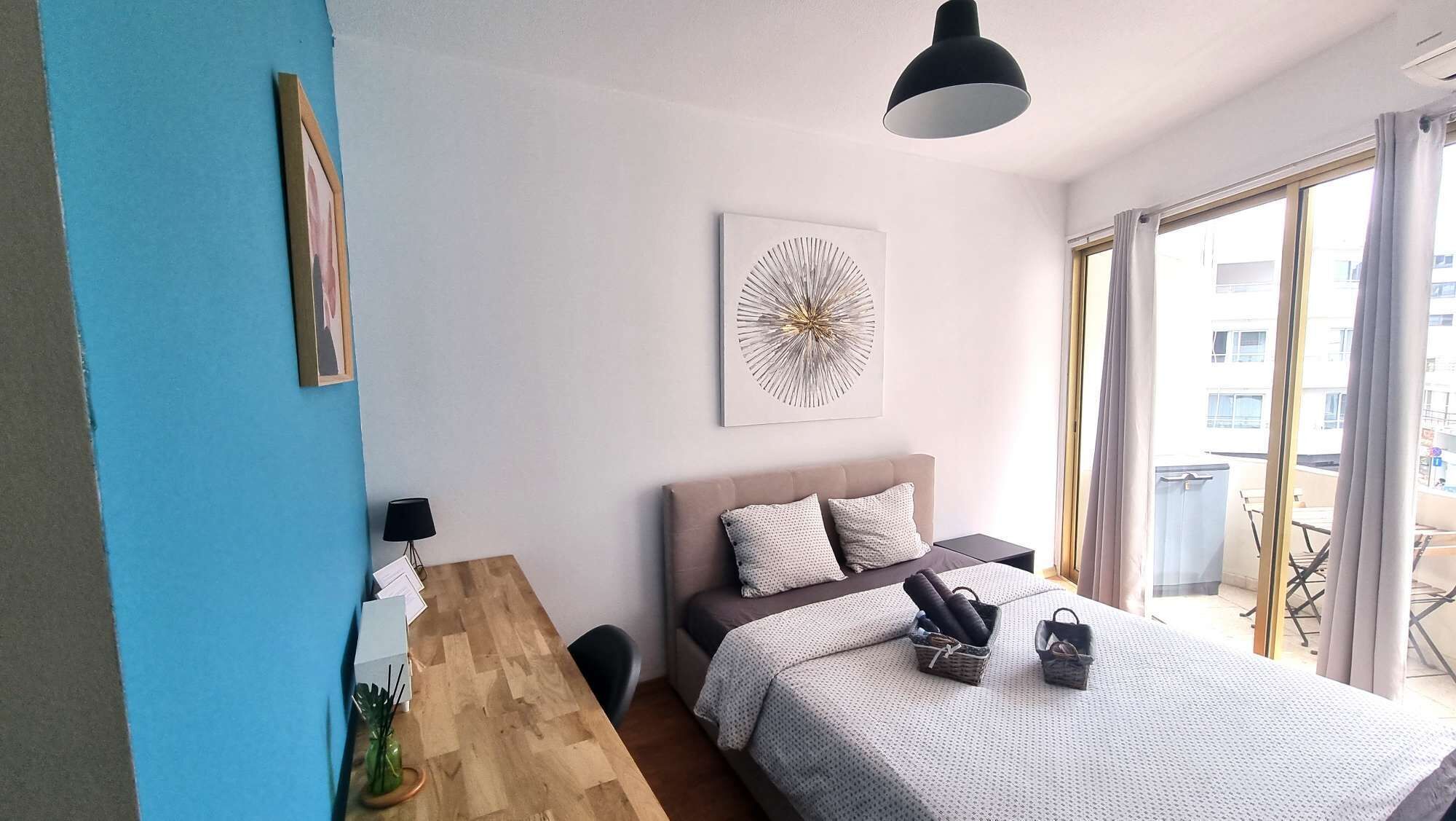 1 habitación, escritorio, tabla de planchar con plancha y cuna de viaje 