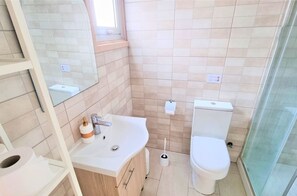 Shower, hair dryer, towels - Spacious Lightflooded 2BR Apt | Near Center (Larnaca)