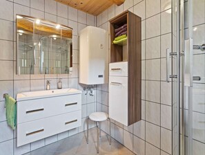 Een bad/douchecombinatie, een bidet
