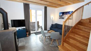 Televisie, een open haard, een dvd-speler en een stereo