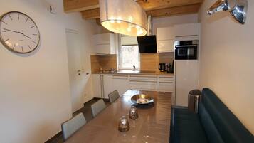 Kylskåp, mikrovågsugn, ugn och spishäll