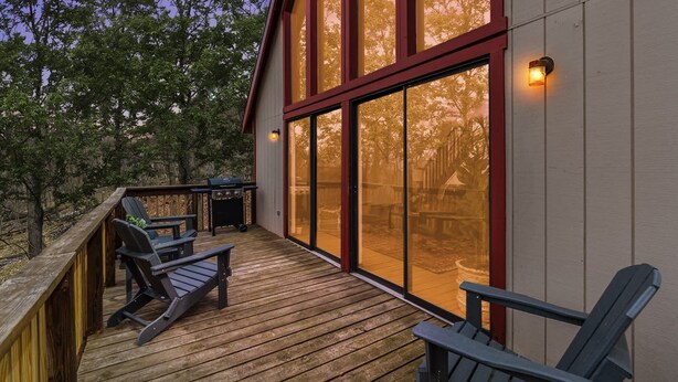 Terrace/patio - Forest 2BR chalet w/ hot tub & backyard (Gerrardstown)