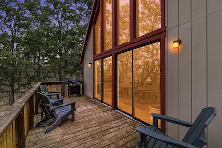 テラス / パティオ. Forest 2BR chalet w/ hot tub & backyard