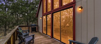 Chalet w/hot tub & fire pit