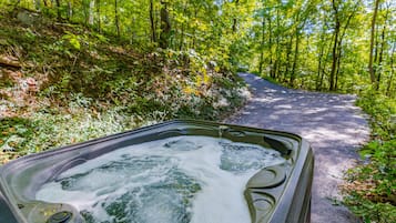 Bañera de hidromasaje al aire libre