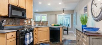 Sleeps 23 *  2 Hot Tubs * Fireplace * Park *Picnic