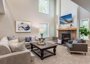 Smart TV, caminetto, videogiochi, studio