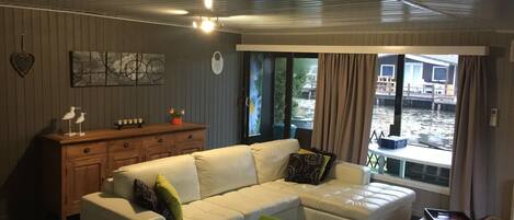 Televisor, reproductor de DVD i estèreo