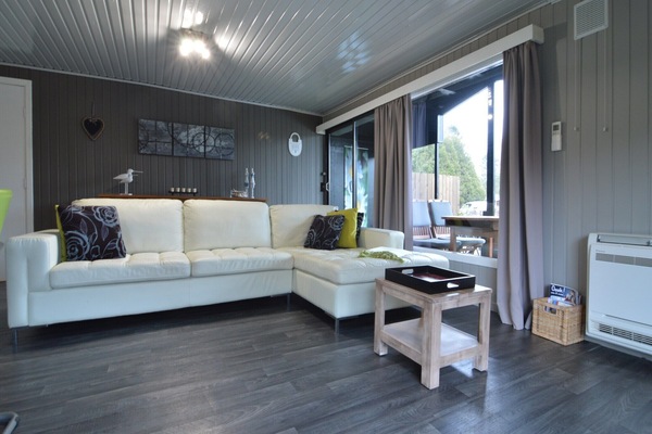 Televisie, een dvd-speler en een stereo