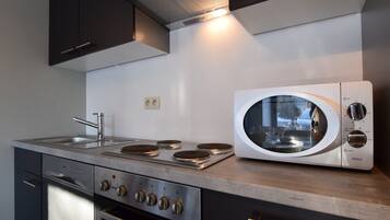 Kühlschrank, Mikrowelle, Ofen, Herdplatte
