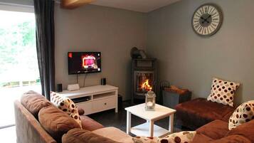 Een televisie, een dvd-speler en een stereo