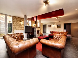 TV, fireplace, DVD player, foosball - Malmedy Luxe Retreat & Spa (Xhoffraix)