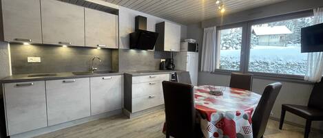 冷蔵庫、電子レンジ、オーブン、食器洗い機