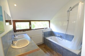 Combined shower/tub