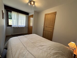 2 bedrooms, iron/ironing board, free WiFi