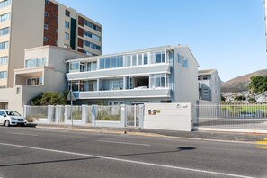 Exterior - Spacious, Light and Bright on the Beachfront!!! (Cape Town)