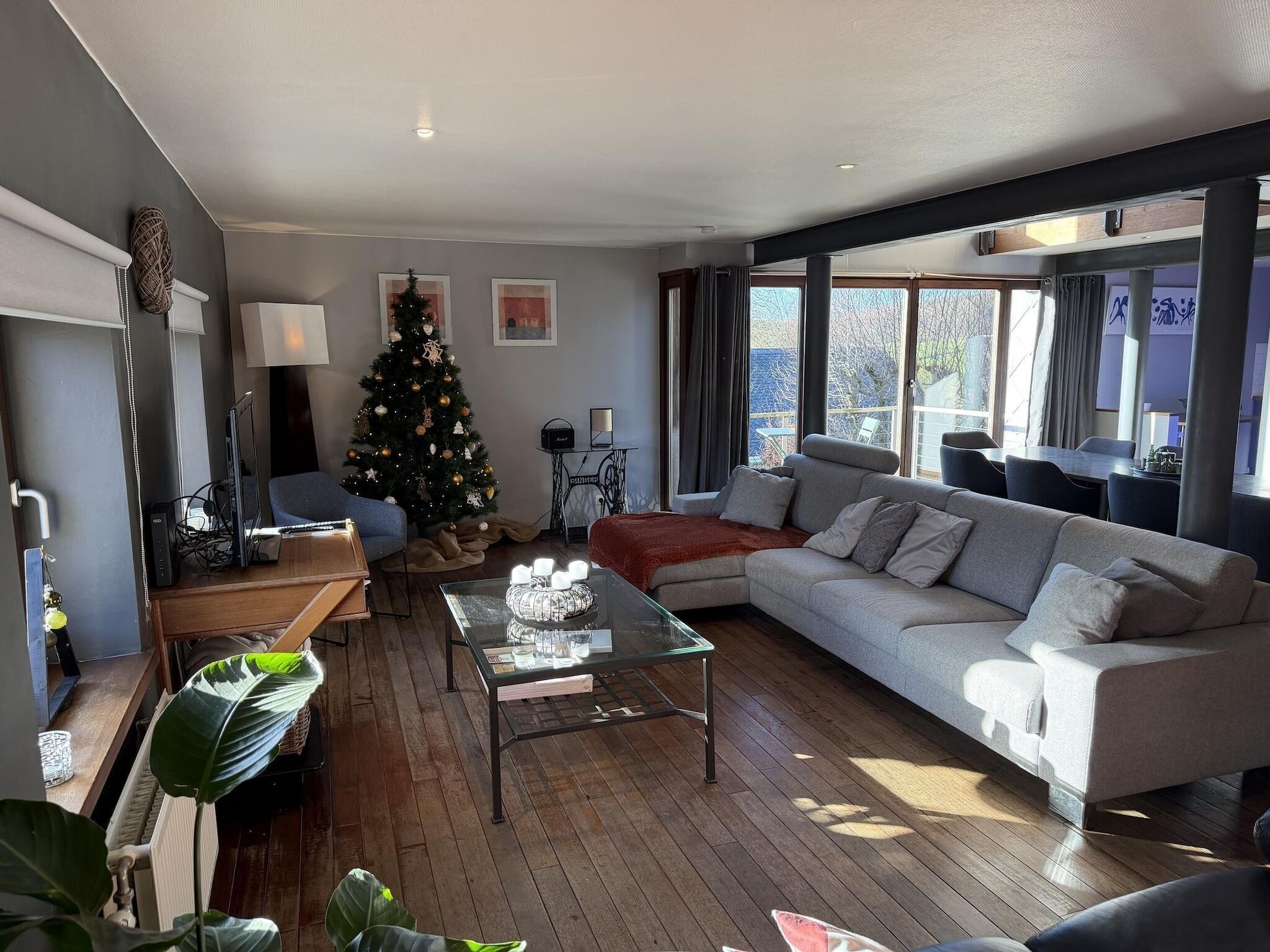 Fernseher, Tischfußball, Bücher