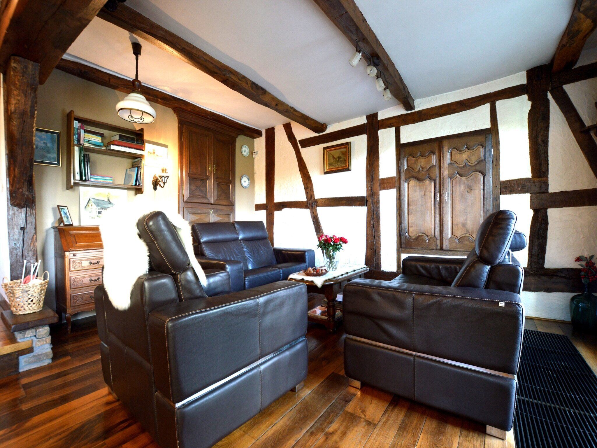 Een open haard, een dvd-speler en een tafeltennistafel