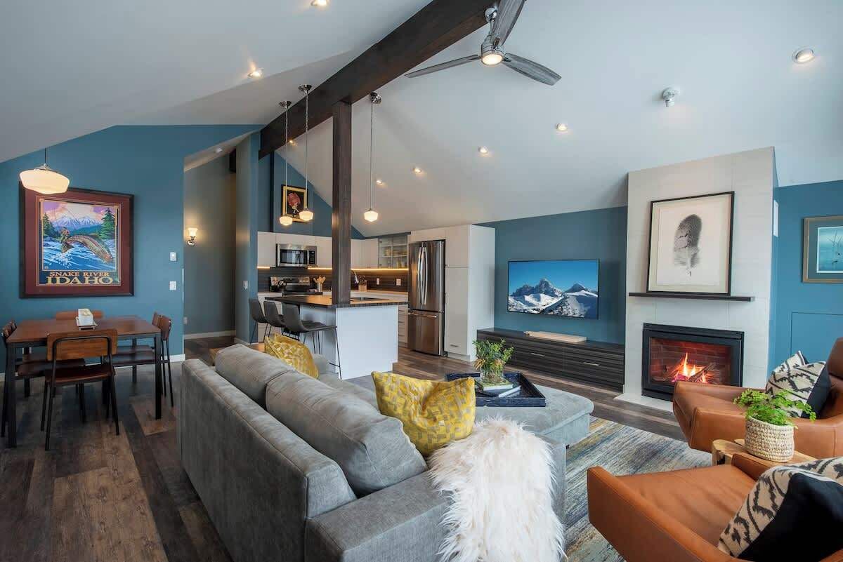 Smart TV, fireplace, books, offices