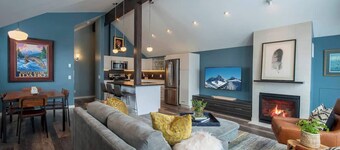 Mountain Modern - In-town with rooftop terrace!