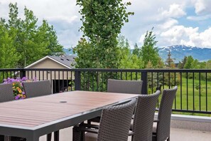 Outdoor dining - Mountain Modern - In-town with rooftop terrace! (Victor)